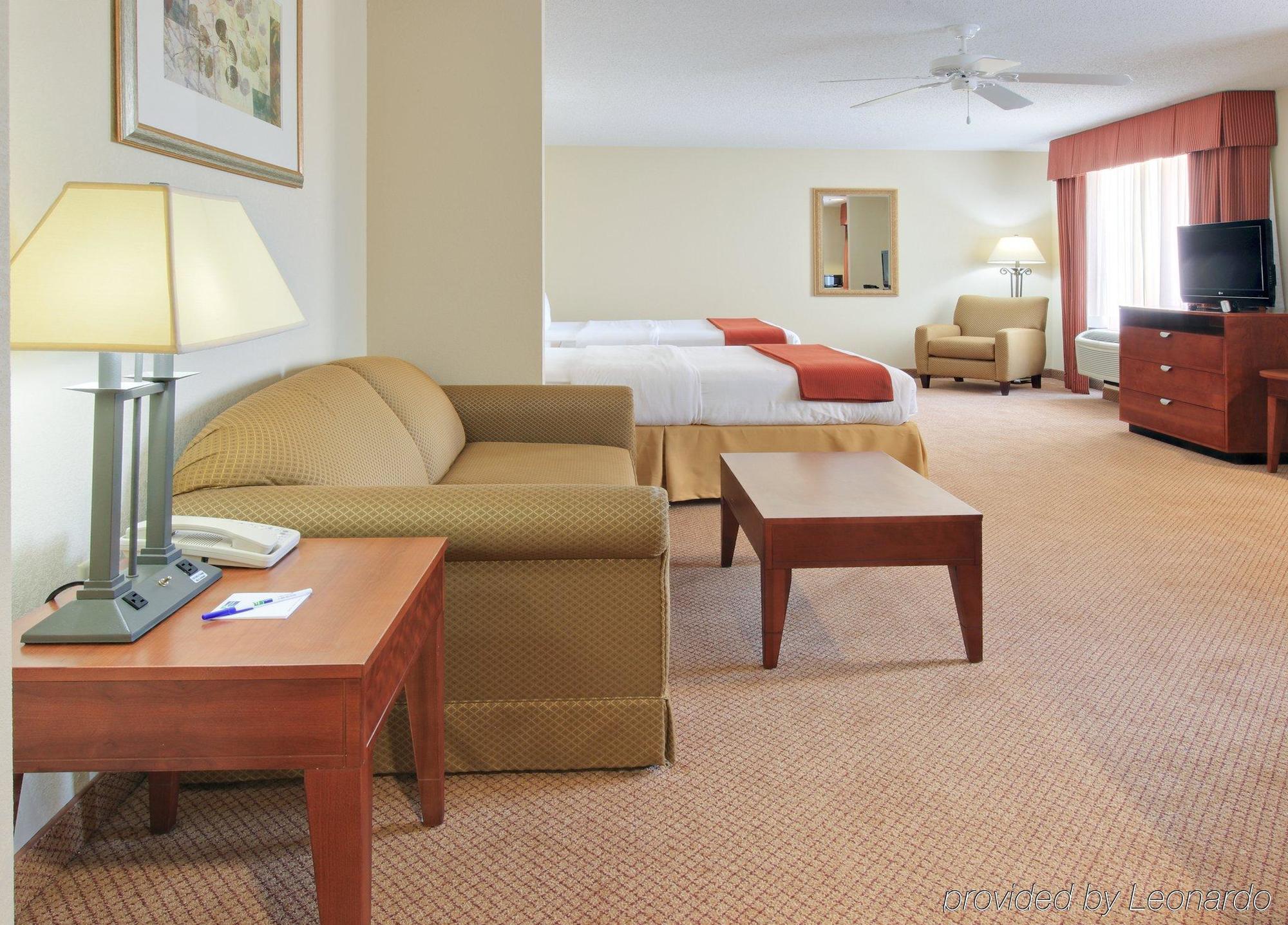 Holiday Inn Express Hotel & Suites Canton By Ihg Exterior foto